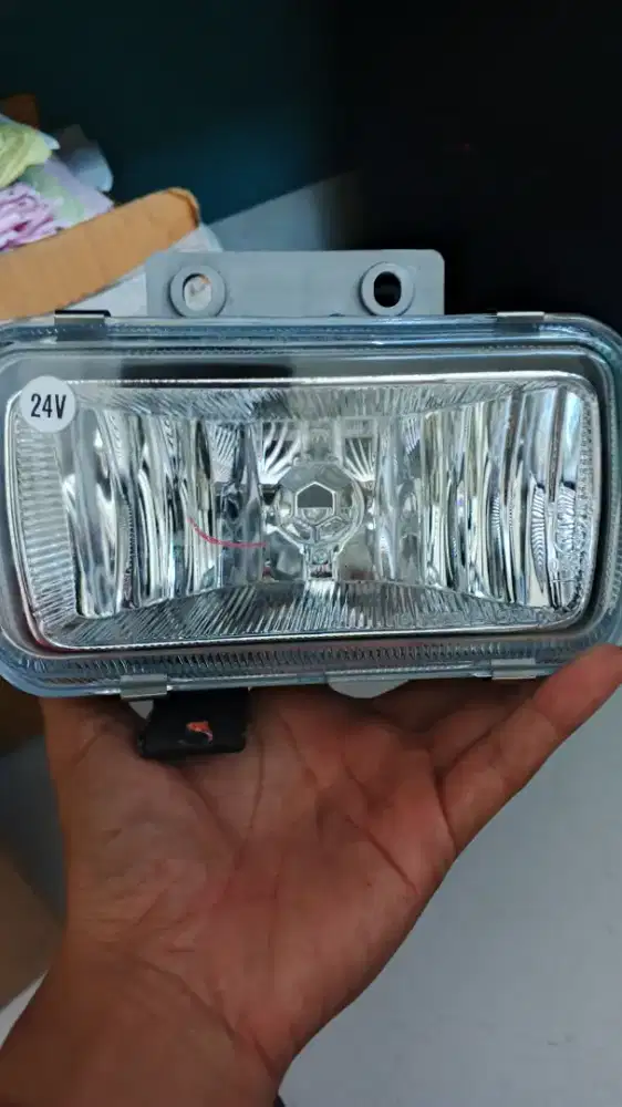 Foglamp sebelah kiri .buat truk isuzu