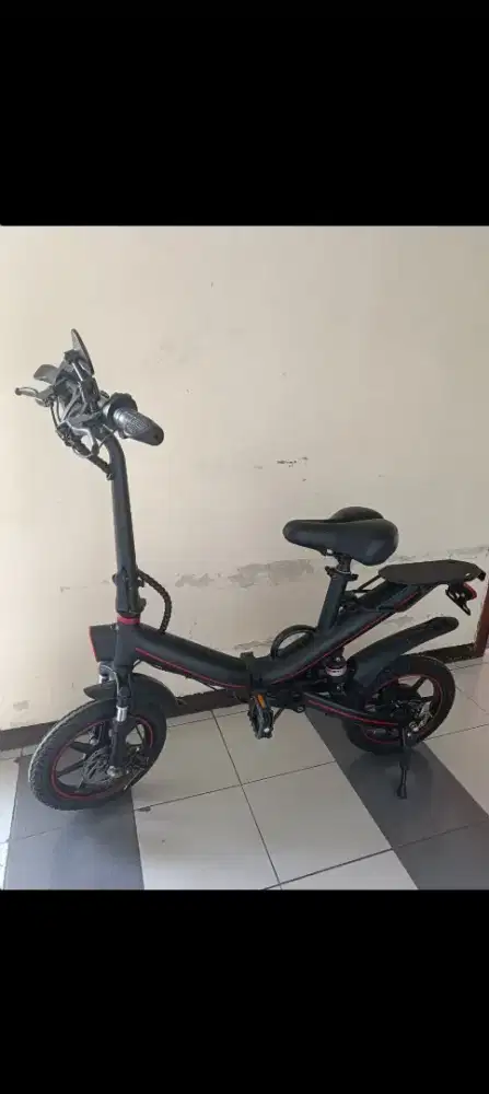 Dijual Sepeda Listrik Lipat  Sporty Black siap pakai.