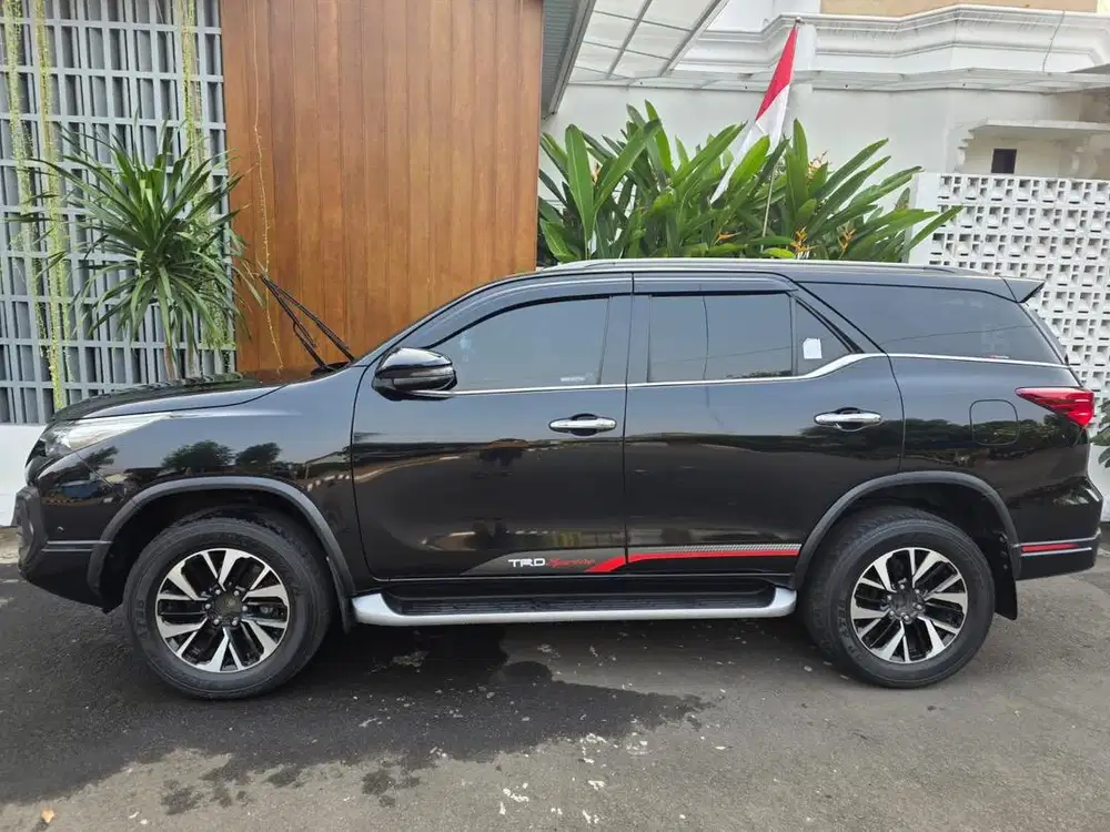 Mobil Fortuner Mulus