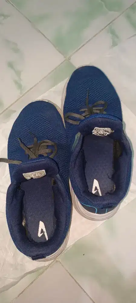 Sepatu lari sepatu kerja