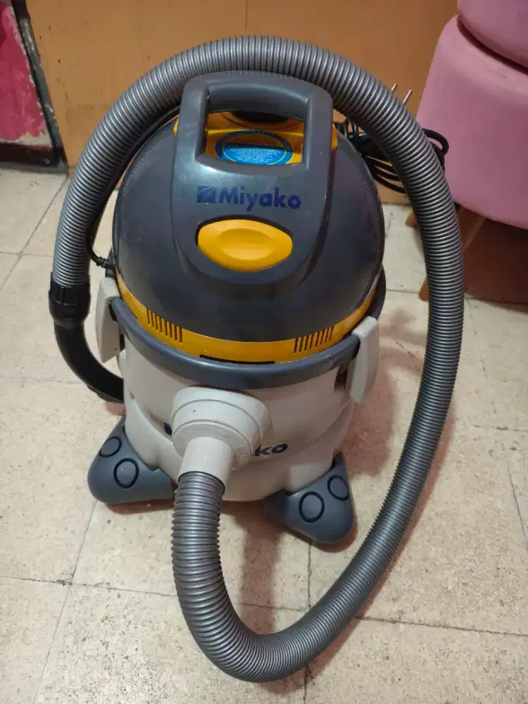 Miyako Vaccum Cleaner Wet / Dry /
Blow type VC-7100 WD