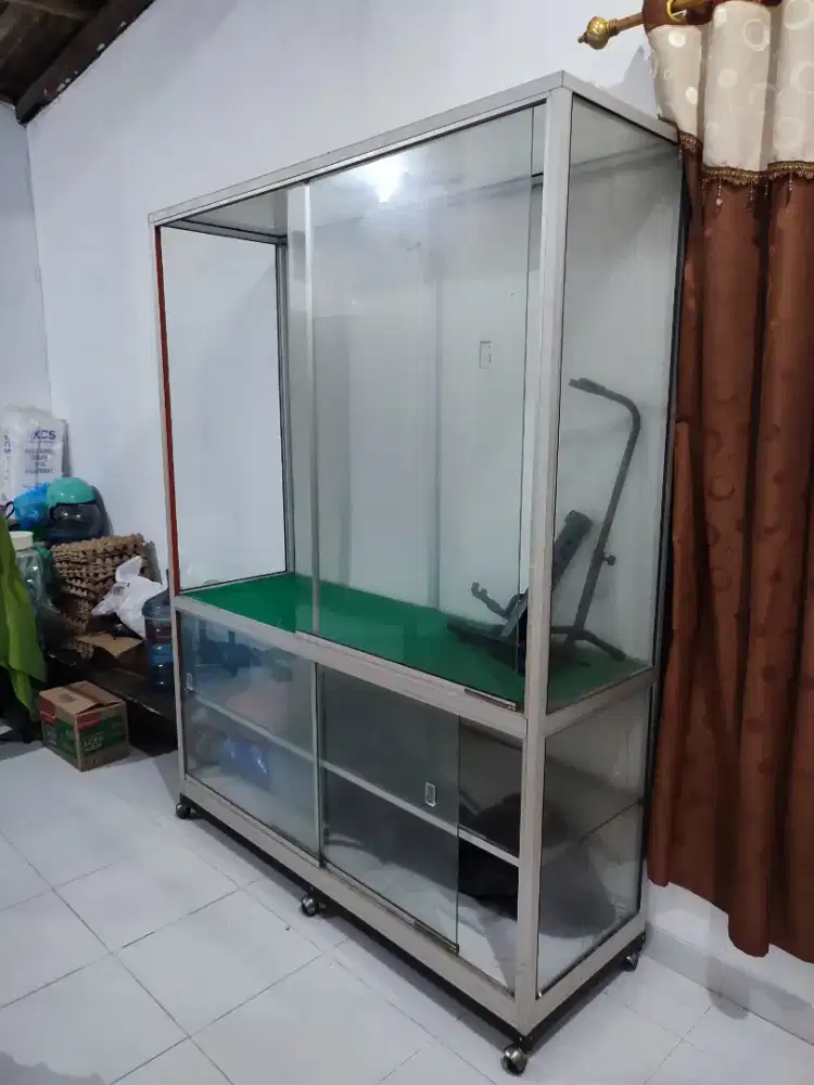 Etalase Pajangan dan Dagangan