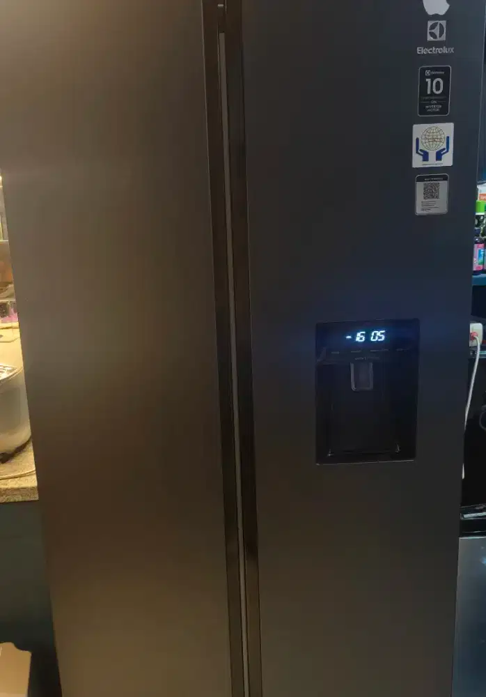 Dijual kulkas merk Electrolux side by side
