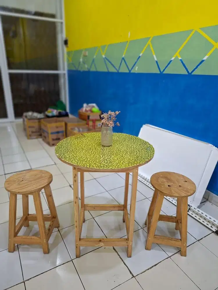 SET MEJA CAFE 2 KURSI KAYU – ESTETIK, UNIK, SIAP PAKAI!