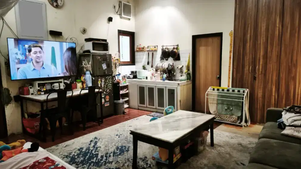 LA Cabin Depan Stasiun