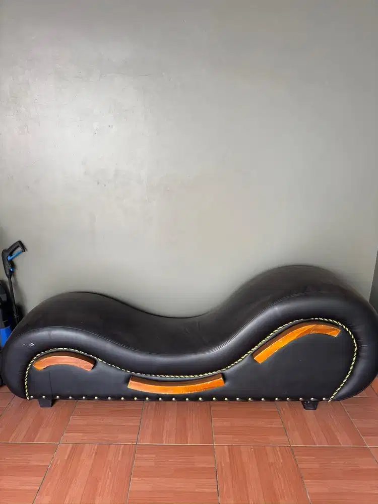 Sofa Santai Gelombang Ergonomis / Tantra sofa kulit hitam siap pakai