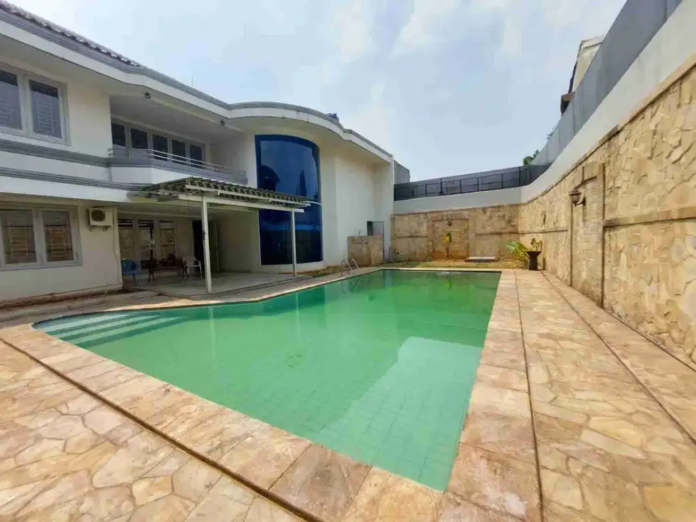 Rumah Luas dengan Kolam Renang Furnished di Pejaten