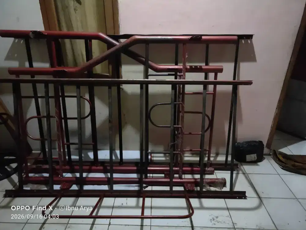 Tempat tidur tingkat besi