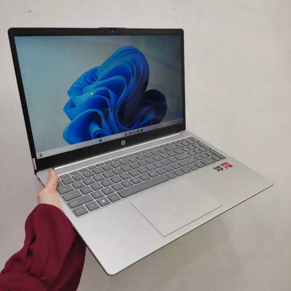HP 15-FC AMD RYZEN 3-7320U RAM 8 GB SSD 256 GB
 TOUCHSCREEN