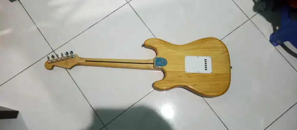 Gitar listrik custom