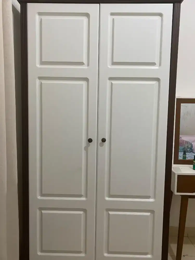 Lemari 2 pintu warna putih dan coklat