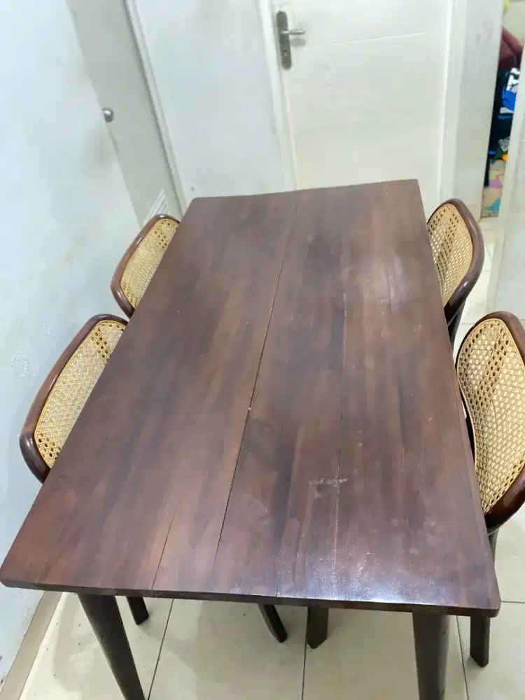 Meja makan kayu kuat dan minimalis