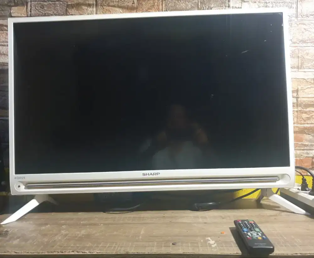 LED SHARP AQUOS 32INCHI DAN MACBOOK