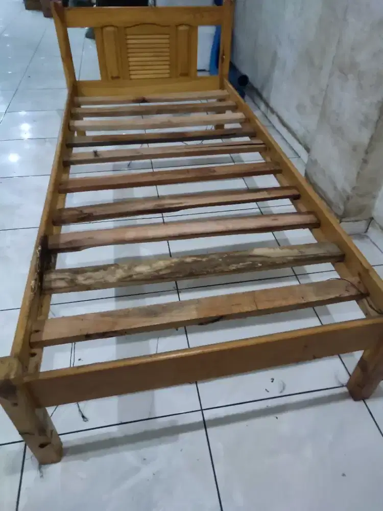 Tempat tidur kayu
