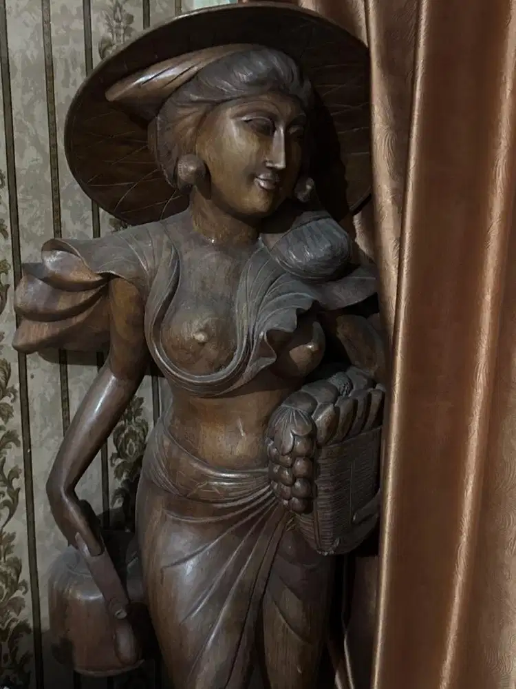 Patung gaya perani wanita