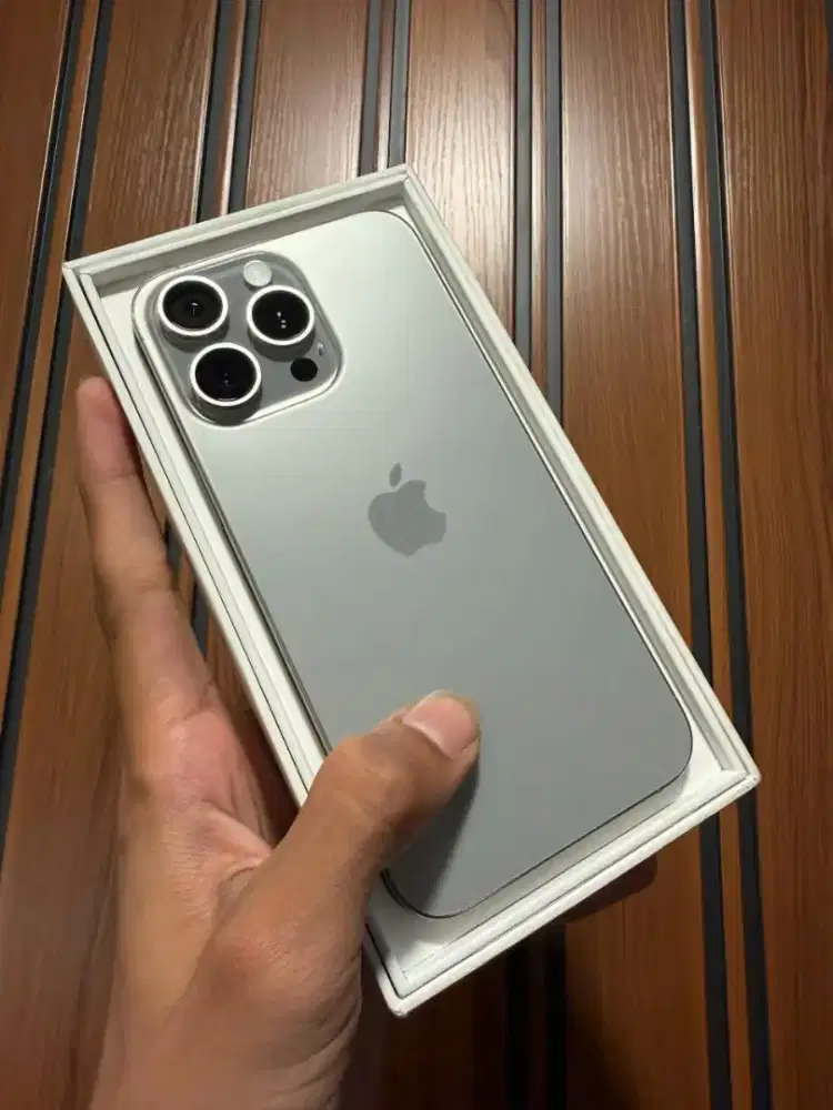 Iphone 15pm natural titanium
