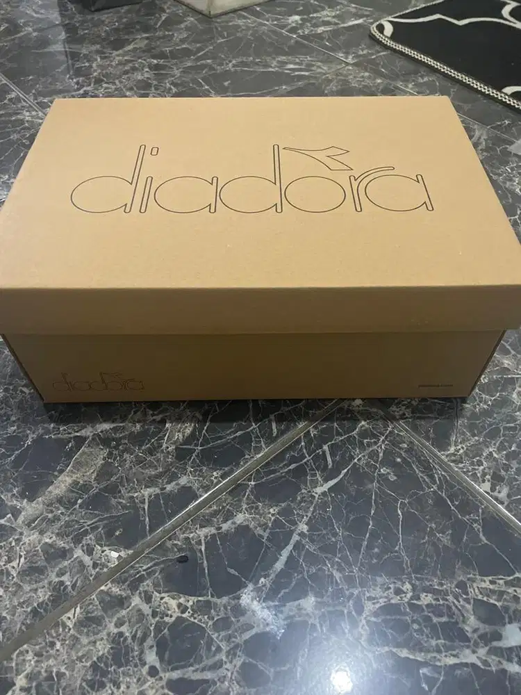 Sepatu diadora pria