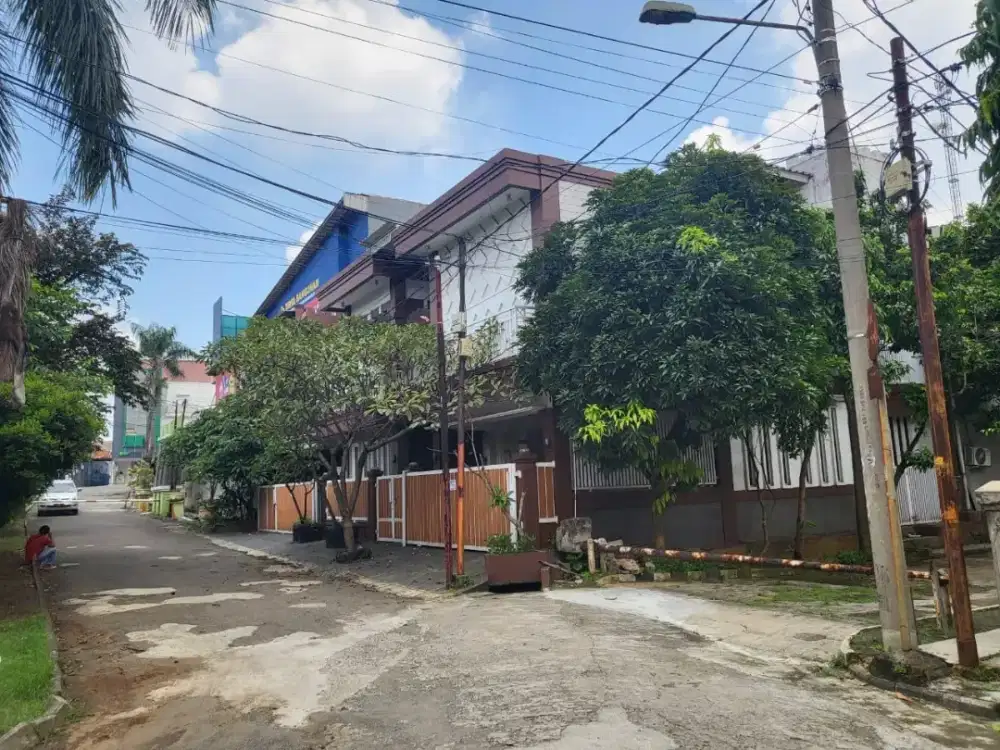 Dijual cepat rumah 2½ lantai ada salon
