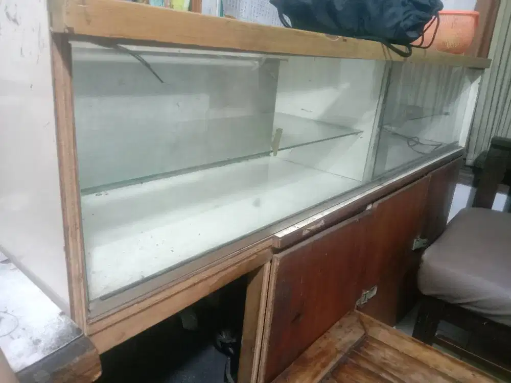 Etalase dan mesin cuci