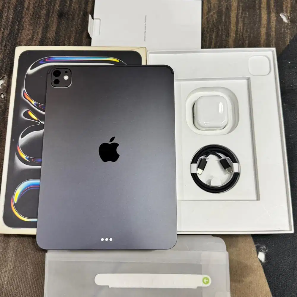 ipad pro M5 256gb wifi 11 inchi fullset full original mulus like new