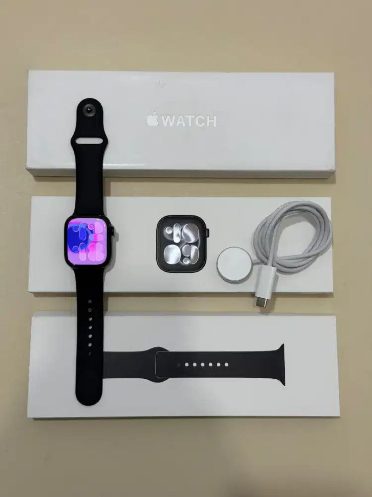 Apple Watch Series 11 42mm - Jet Black - Garansi On Agustus 2027