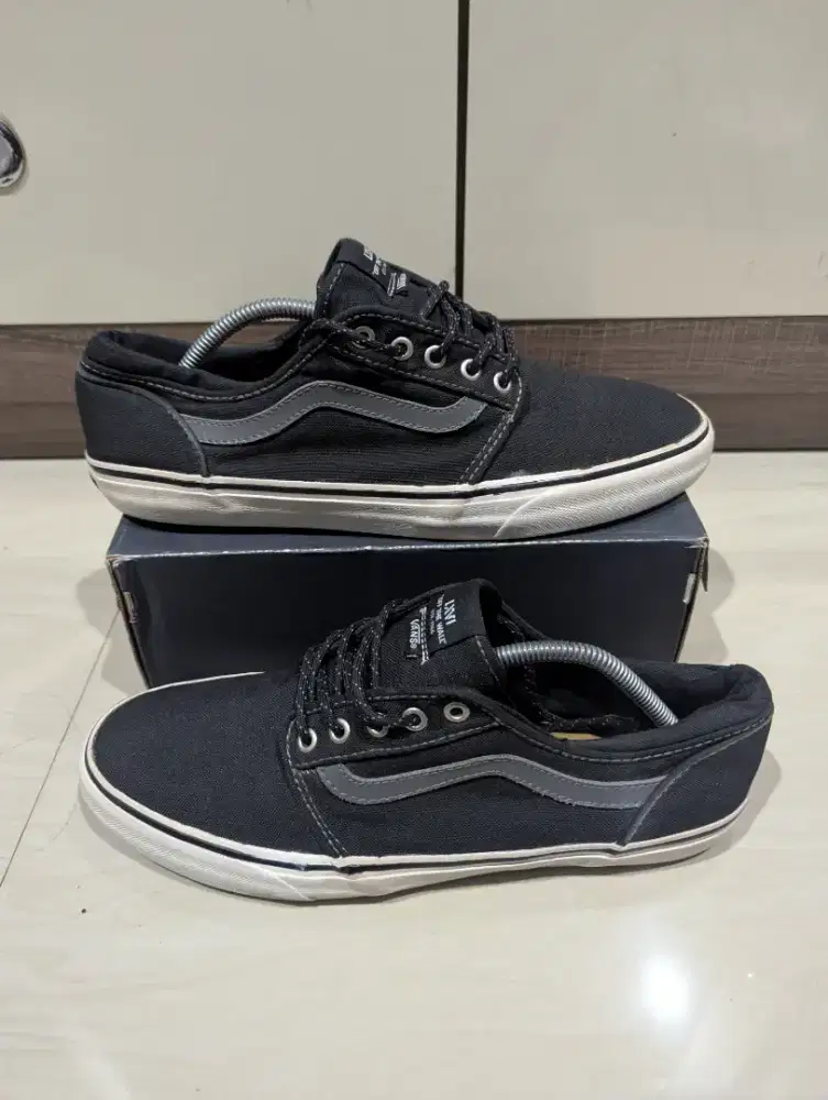 Sepatu Vans hitam size 44.5