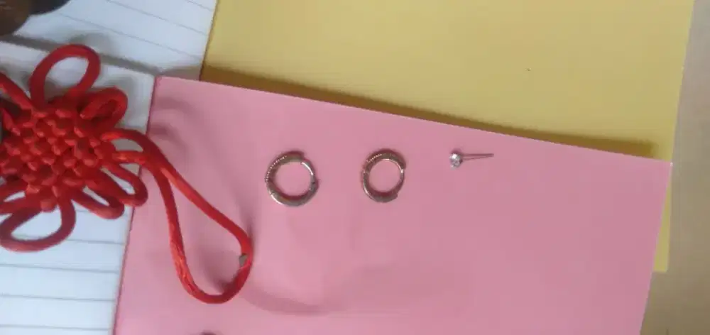 Ada semua macam perhiasan kalung,anting,cincin dll murah aja