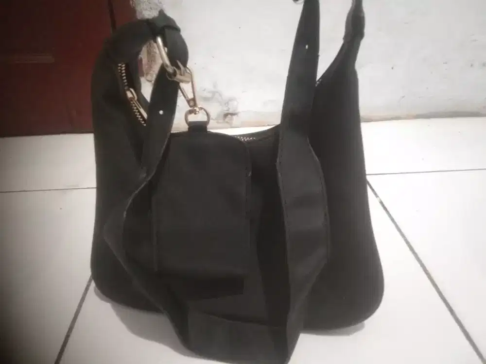 Tas hitam slempang wanita  20 cm× 20 cm