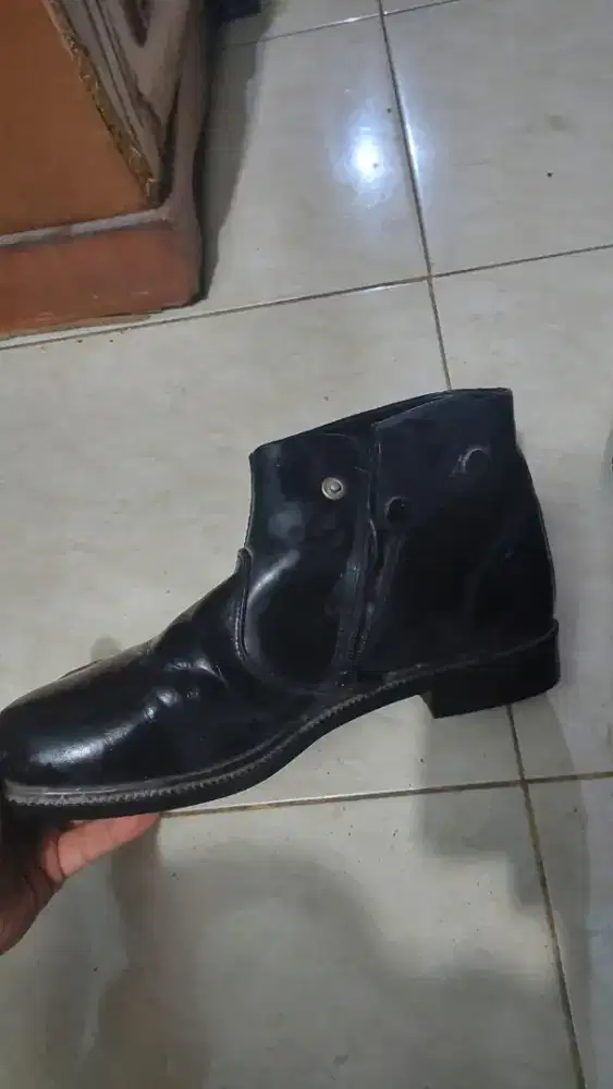 Sepatu item  2 2 nya