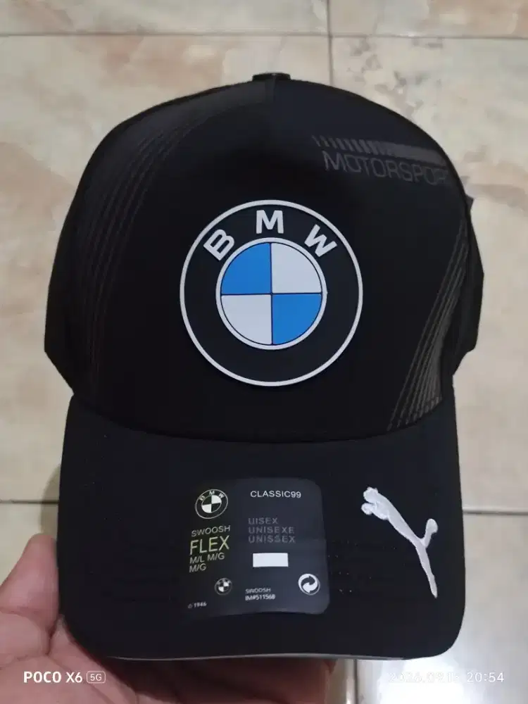 Topi hitam motorsport