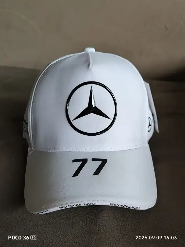 Topi putih 77 mercedes-benz