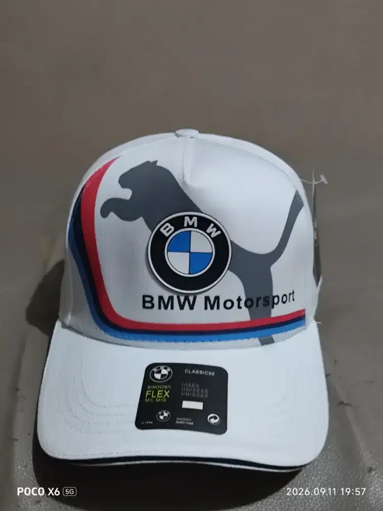 Topi putih BMW pembalap