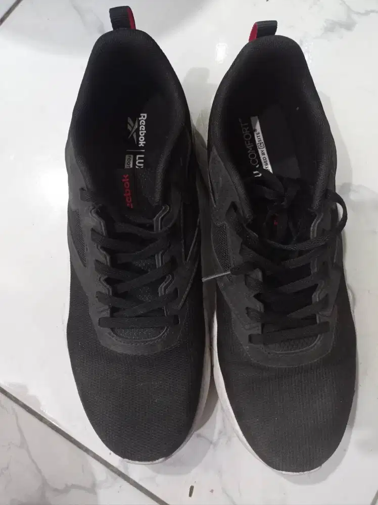 Jual sepatu Reebok size 43 warna hitam putih