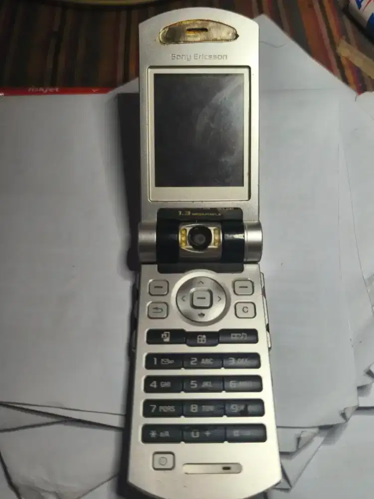 Handphone sony Ericsson Z800i kondisi gambling no batt no charger