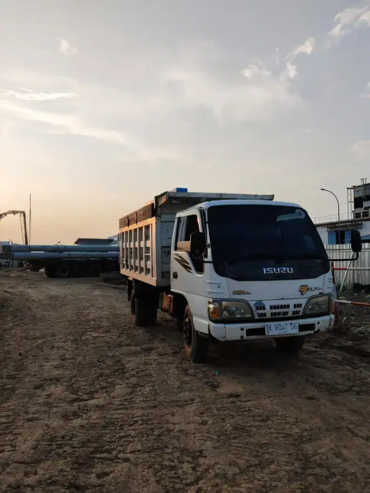 Dijual Isuzu Dump truk 2013