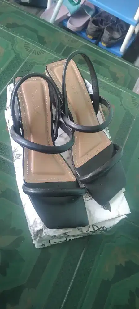 Sandal heels like new