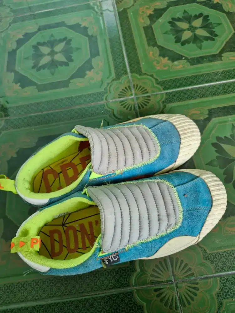 Sepatu slip on brand