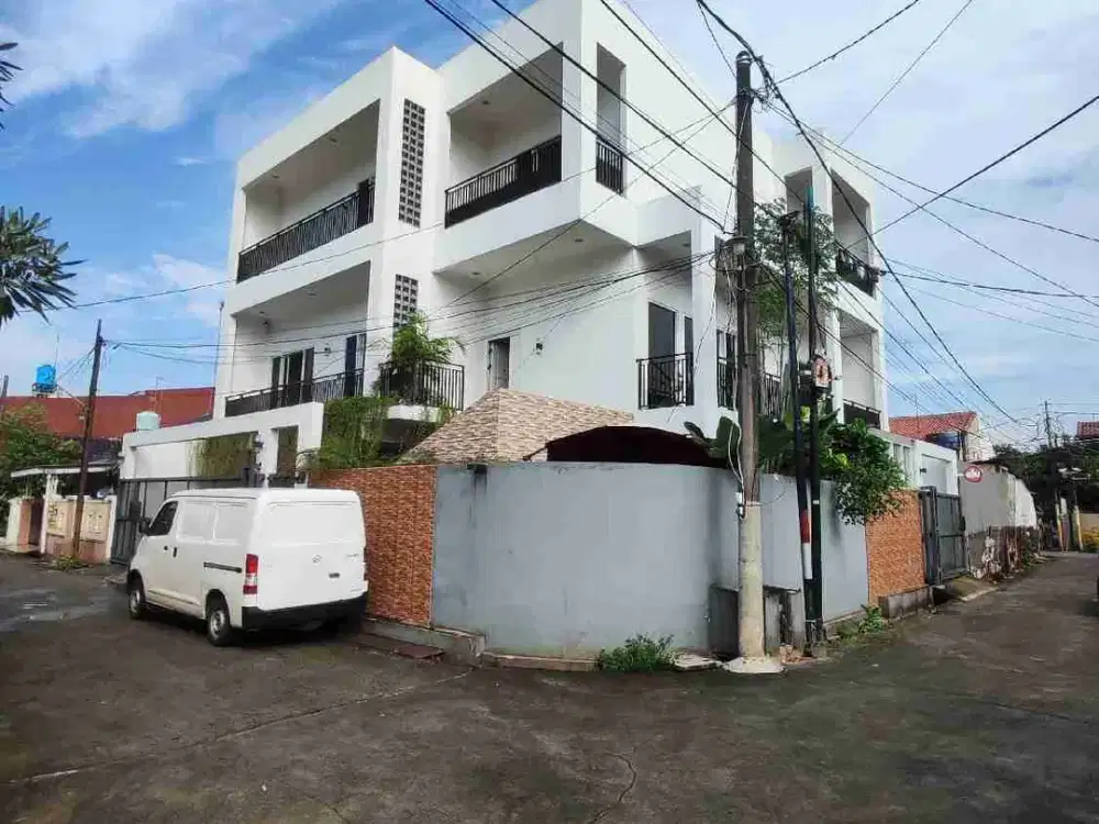 Di jual Rumah Mewah Hook 3 Lantai Full Furnished Dalam Komplek Strategis