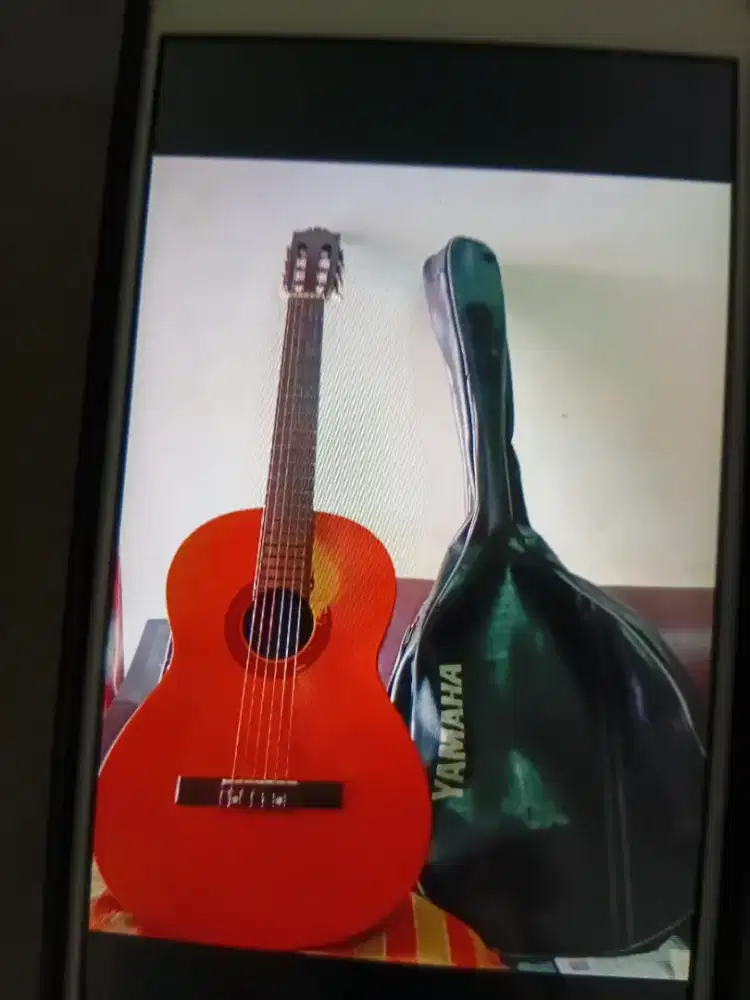 Gitar akustik merk Yamaha