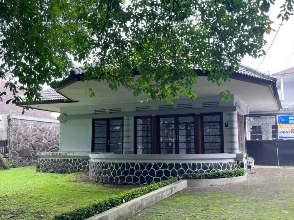 RUMAH LAMA ASRI LUAS STRATEGIS TENGAH KOTA SIAP HUNI DI DIPONEGORO BANDUNG