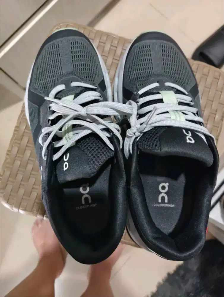 On Cloudrunner 2 Wide
Women Sepatu Lari Wanita ukuran 7 Shadow Lima