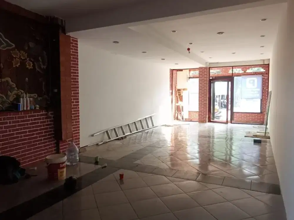 RUANG USAHA 1 LANTAI LOKASI RAMAI STRATEGIS SIAP PAKAI DI DIPATI UKUR DAGO BANDUNG