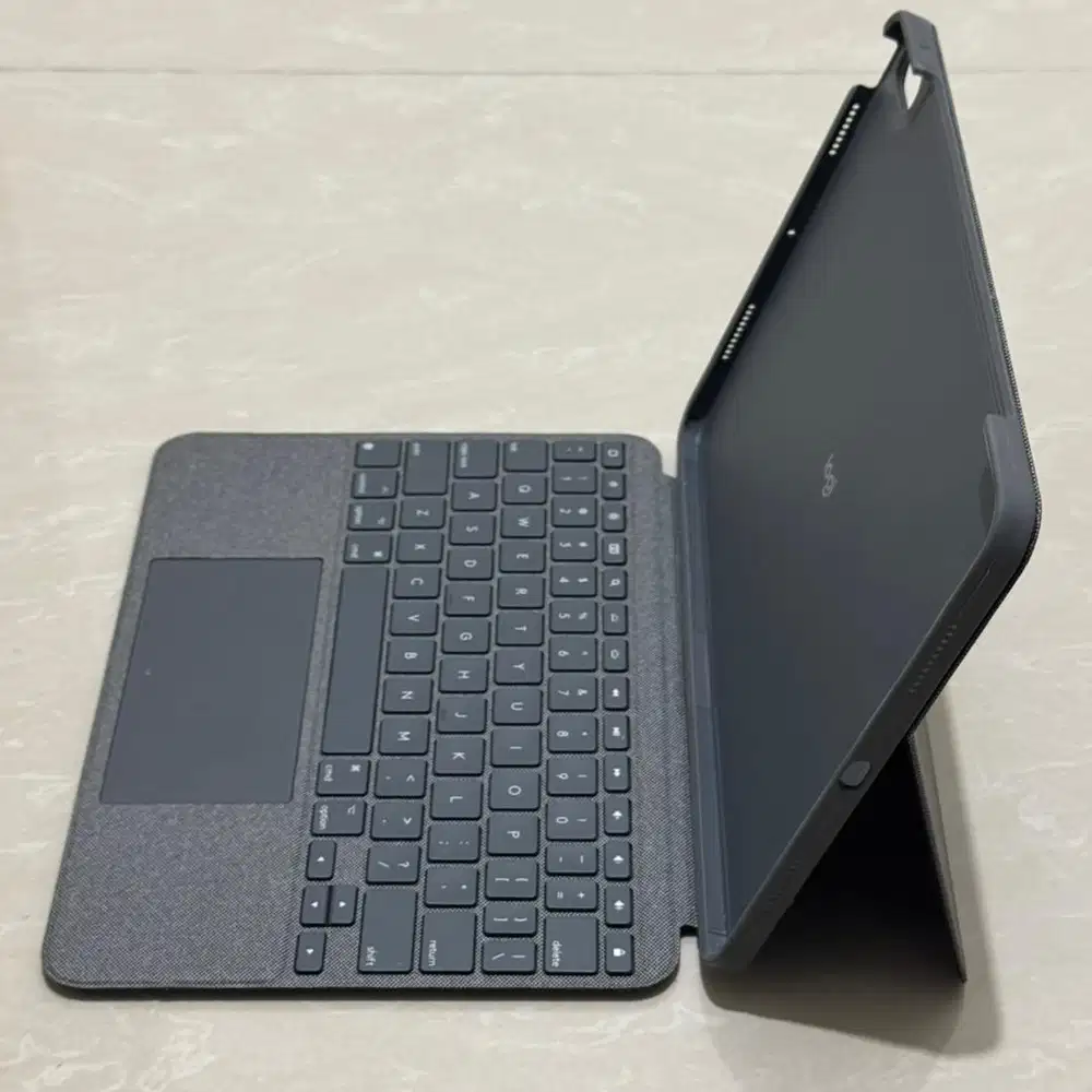 Logitech Combo Touch 11 inch iPad Air 4/5 M1 Magic Keyboard