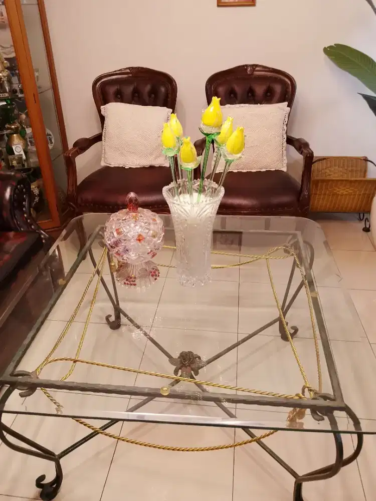 Meja Kaca Ruang Tamu dengan Rangka Besi Dekoratif