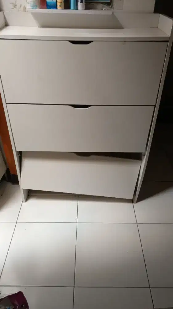 Rak Sepatu Tertutup Homedoki