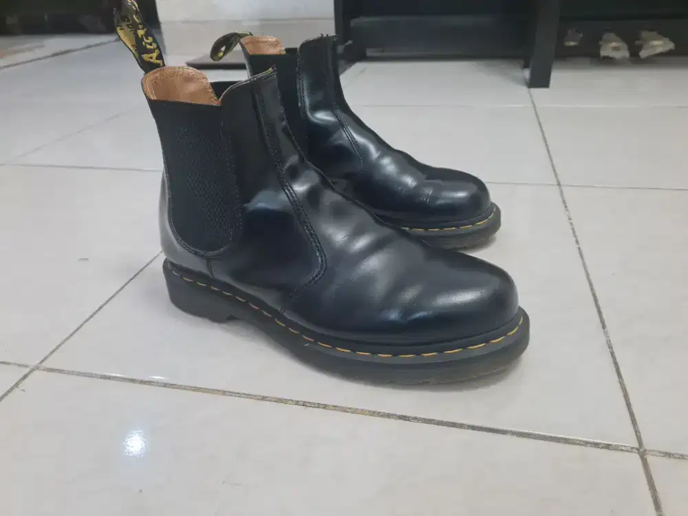Sepatu kulit asli