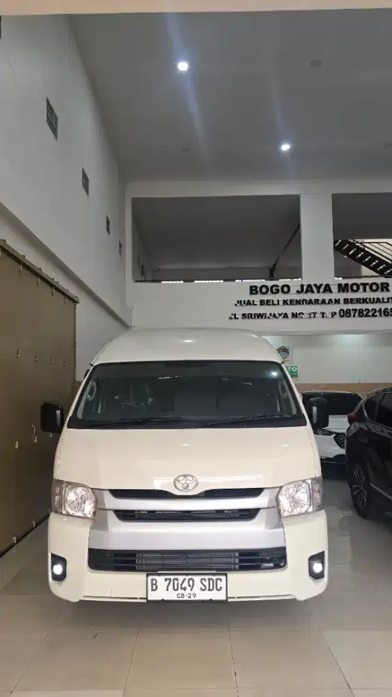 Hiace Commuter 2024