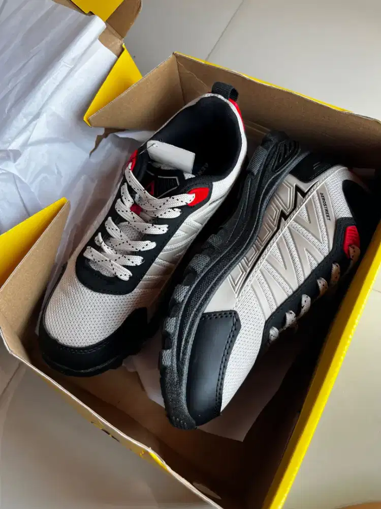 Sepatu hiking Aero Street Trex