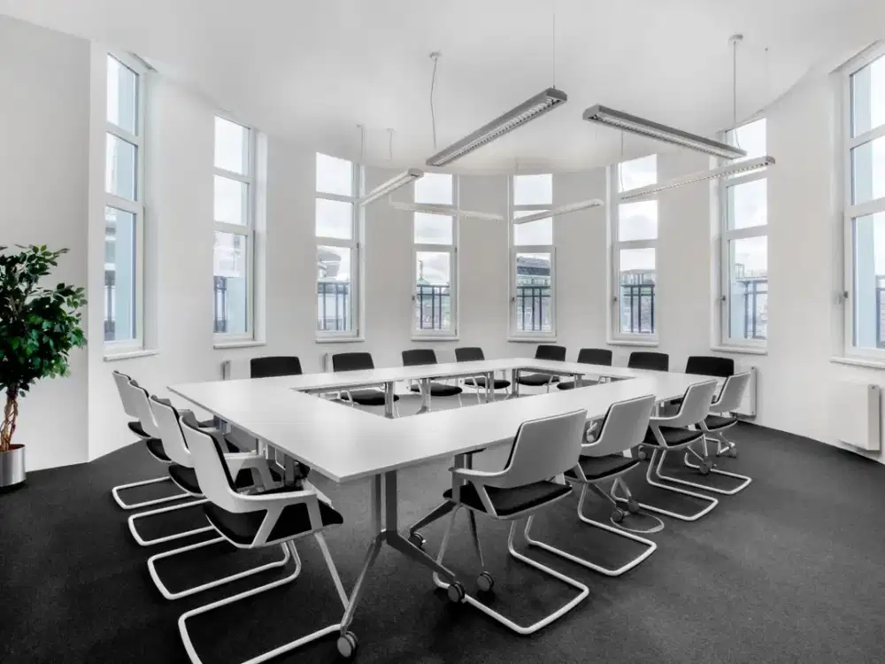 Ruang kantor profesional di Regus Lippo Thamrin dengan jangka waktu yang sepenuhnya fleksibe