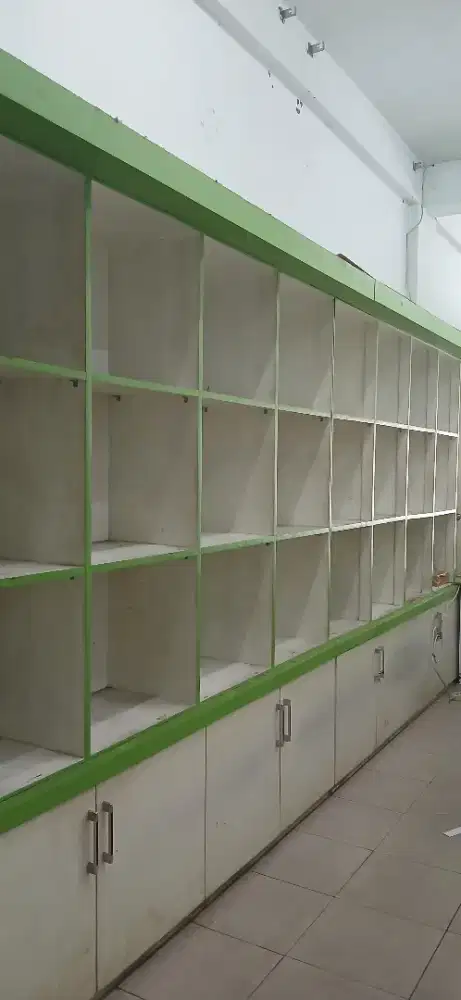 Lemari kayu display dagangan murah tapi sangat layak pakai